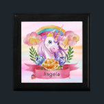 Boîte À Souvenirs Girls mignonne violet licorne arc-en-ciel Nom pers<br><div class="desc">Doté d'une licorne violette avec couronne, arc-en-ciel, couronne de fleurs qui peut être personnalisée avec votre nom de princesse. Idéal pour un cadeau d'anniversaire, un décor de pépinière, des pièces pour enfants, un décor maison et d'autres occasions. Personnalisation facile de votre nom de princesse et de votre police à l'aide...</div>