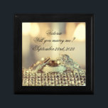 Boîte À Souvenirs Gold Name Will You Marry Me Keepsaké<br><div class="desc">Magnifique et élégant mariage d'or garsaké "Voulez-vous m'épouser?" boîte cadeau avec le nom de la mariée ou du futur marié et la date de la proposition. Quelle belle façon de se souvenir de votre journée spéciale. Beau. Une façon fabuleuse de proposer avec n'importe quel cadeau spécial que vous souhaitez placer...</div>