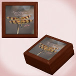 Boîte À Souvenirs Golden Dragonfly Wild and Free Quote<br><div class="desc">Cette belle boîte en bois cite Henry David Thoreau "Toutes les bonnes choses sont sauvages et libres". Ses couleurs terreuses d'or, de marron, de taupe et de rose seront un rappel naturel de vivre pleinement et d'apprécier chaque instant comme cette libellule dorée avec ses ailes iridescentes largement répandues. Les libellules...</div>