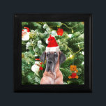 Boîte À Souvenirs Great Dane w Christmas Tree Cadeaux Boîtes de Noël<br><div class="desc">Un mignon chien de la Grande Danse portant le chapeau rouge du Père Noël et posant devant l'arbre de Noël joliment décoré,  avec des boîtes cadeaux bonhomme de neige,  ours en peluche,  ornements de Noël. Un cadeau parfait pour ce Noël !</div>