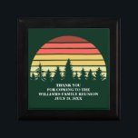 Boîte À Souvenirs Green Forest Sunset Custom Family Reunion Party<br><div class="desc">Boite cadeau de coucher de soleil de forêt cool dans le vert magnifique pour une fête de réunion familiale en plein air ou retraite nature. Ce design personnalisé présente un magnifique coucher de soleil vintage sur une forêt de jolis arbres au-dessus de votre texte personnalisé.</div>