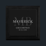Boîte À Souvenirs Groomsmen Cadeaux Monogramme Mariage Faveurs Meill<br><div class="desc">Cette boîte de cadeaux élégante monogrammed de marionnettiste présente les noms, initiales, titre et date des marionnettistes dans une typographie minimaliste grise et tendance. Ajoutez simplement les noms des groomsmen, leurs initiales, le titre et la date dans la section personnalisée pour créer vos propres faveurs de mariage. Bien que présenté...</div>