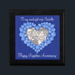 Boîte À Souvenirs Heart Sapphire mariage bleu photo femme boîte cade<br><div class="desc">Jolie saphir effet graphique garde trinket boîte cadeau de saphir. Parfait pour présenter un cadeau spécial supplémentaire pour votre femme lors d'un anniversaire spécial de 45 ans saphir mariage ou d'autres occasions spéciales. La boîte cadeau dit : "À ma merveilleuse femme Isabella. Happy Sapphire Anniversary peut être customisé avec votre...</div>