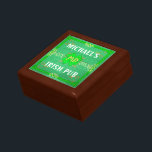 Boîte À Souvenirs Home Bar personnalisé Irish Pub Green<br><div class="desc">Créez votre propre design de bar d'accueil de pub irlandais personnalisé à l'aide de ce modèle. Le design est fait pour ressembler à du vieux bois vert avec beaucoup de fleurs vintages dans les tons vert, blanc, orange et or. Il y a aussi cinq shamrocks / trèfle dans le design....</div>