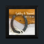 Boîte À Souvenirs Horseshoe et Pearls Country Western Mariage<br><div class="desc">Customisez la boîte à cadeaux rustique chic Horseshoe et Pearls Country Western Mariage avec le nom personnel de la date de la mariée et du marié et de la cérémonie de mariage. Créez un cadeau personnalisé de gardien pour les jeunes mariés ou un cadeau de remerciement pour vos accompagnateurs mariages,...</div>