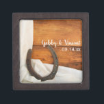 Boîte À Souvenirs Horseshoe et Satin Country Western Mariage<br><div class="desc">Customisez la charmante boîte à cadeaux pour Mariages occidentaux Horseshoe et Satin Country avec les noms personnels de la mariée et du marié et la date spécifique de la cérémonie de mariage. Créez un cadeau de mariage de gardien personnalisé pour les jeunes mariés ou remerciez-vous pour vos hôtesses mariages, demoiselles...</div>