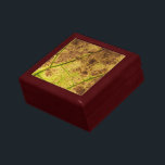 Boîte À Souvenirs Image Macro Terre Jaune et Brown feuille<br><div class="desc">Une image à thème de la nature rustique cool. Macro photo avec une texture terreuse d'une vieille feuille mourante avec des taches brunes tachetées intéressantes. Cette feuille intrigante a encore de la vie dans elle avec des tons dorés et jaunes et des veines vertes vives qui courent à travers son...</div>