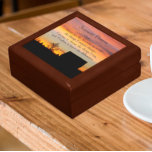 Boîte À Souvenirs Inspiration Serenity Prière Coucher de soleil Silh<br><div class="desc">Magasinez des bijoux, des bijoux et d'autres petits commerçants dans cette boîte cadeau en bois avec carreaux en céramique avec l'image d'un coucher de soleil spectaculaire et rural et des silhouettes sombres ainsi que les paroles inspirantes de la prière de sérénité. Sélectionnez la taille et la couleur de votre boîte...</div>