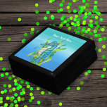 Boîte À Souvenirs Joli Imaginaire Hippocampe d'algues Tons de Bleu<br><div class="desc">Cette boîte en bois pour bijoux,  bijoux ou cadeaux a un joli cheval de mer imaginaire en bleu aqua avec l'estomac blanc tenant des algues vertes sur un aspect d'eau arrière - plan dans les tons bleus. Customisez votre texte avec le modèle.</div>