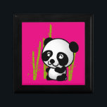 Boîte À Souvenirs Joli ours de panda noir et blanc dans une bosquet<br><div class="desc">Quelle jolie illustration d'un ours en panda noir et blanc assis parmi les tiges de bambou vert dans une petite bosquet,  qui a l'air heureux,  amical et aimable. Arrière - plan rose Fuschia.</div>