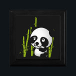 Boîte À Souvenirs Joli ours de panda noir et blanc dans une bosquet<br><div class="desc">Quelle jolie illustration d'un ours en panda noir et blanc assis parmi les tiges de bambou vert dans une petite bosquet,  qui a l'air heureux,  amical et aimable. L'arrière - plan noir fait vraiment ce petit panda pop!</div>