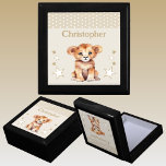 Boîte À Souvenirs Jolie étoile lion ajouter nom brun gardien<br><div class="desc">Garder boîte cadeau pour les enfants. Personnalisez avec un nom. Doté d'un joli lion,  de pois et d'étoiles aux couleurs marron et blanc.</div>