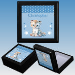 Boîte À Souvenirs Jolie léopard étoiles ajouter nom bleu keepsd<br><div class="desc">Garder boîte cadeau pour les enfants. Personnalisez avec un nom. Doté d'un mignon léopard,  de pois et d'étoiles aux couleurs bleu et blanc.</div>