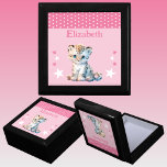 Boîte À Souvenirs Jolie léopard étoiles ajouter nom gardien rose<br><div class="desc">Garder boîte cadeau pour les enfants. Personnalisez avec un nom. Doté d'un mignon léopard,  de pois et d'étoiles aux couleurs rose et blanc.</div>