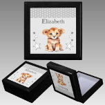 Boîte À Souvenirs Jolie lion étoiles ajouter nom gris gardien<br><div class="desc">Garder boîte cadeau pour les enfants. Personnalisez avec un nom. Avec un lion mignon,  pois et étoiles avec les couleurs gris et blanc.</div>