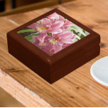 Boîte À Souvenirs Jolie Orchidées rose Cymbidium Floral<br><div class="desc">Pour les amateurs d'orchidées ! Magasinez des bijoux, des bijoux et d'autres petits commerçants dans cette boîte cadeau en bois avec carreaux en céramique qui présente l'image photo d'un spray d'orchidées mini cymbidiques roses, communément appelé Boat Orchids. Un joli design floral ! Sélectionnez la taille et la couleur de votre...</div>