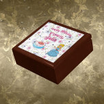Boîte À Souvenirs Joyeux anniversaire princesse Keepsaké ou boîte ca<br><div class="desc">Un enfant princesse dans la maison a-t-il un anniversaire ? Voici le cadeau d'anniversaire parfait,  un beau cadeau ou une boîte de conservation. Vous pouvez changer le nom de la princesse. L'arrière - plan floral,  avec princesse,  est habillé de bleu et un gâteau décoré de glaçage bleu et blanc.</div>