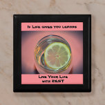 Boîte À Souvenirs La vie donne aux citrons la vie avec Zest rose noi<br><div class="desc">Si Life vous donne citrons "Vivez votre vie avec du Zest" en corail rose profond avec une tranche de citron jaune flottant sur l'eau rafraîchissante. Cette boîte de garde en bois est inspirante et motivante tout en étant amusante et jolie en rose et noir Cette image est la photo originale...</div>