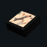 Boîte À Souvenirs L'amour Art Déco vintage, La Swing de George Barbi<br><div class="desc">Illustration vintage image art déco amour et romance avec un couple flirtant, jouant et insouciant dans le parc pendant la saison de printemps. La femme balançait sur une balançoire d'un arbre, son casquette tombe et elle porte une belle robe florale aux fleurs en fleurs. L'homme se tient derrière elle et...</div>