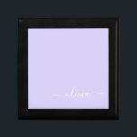 Boîte À Souvenirs Lavande Purple Script Moderne Fille Monogramme Nom<br><div class="desc">Lavande Purple Simple Script Monogramme Nom Bijoux Garde Boîte. Cela fait le cadeau parfait de remise de diplômes,  anniversaire,  mariage,  douche nuptiale,  anniversaire,  baby shower ou bachelorette pour quelqu'un qui aime le luxe glam et les styles chic.</div>