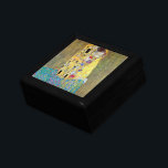 Boîte À Souvenirs Le baiser de Gustav Klimt, Art Nouveau Vintage<br><div class="desc">Le Kiss (Der Kuss) (1907/08) de Gustav Klimt est probablement son oeuvre la plus célèbre. Klimt a commencé à y travailler en 1907 et c'est le point culminant de sa soi-disant "période d'or". The Kiss est une vintage peinture d'amour et d'amour de l'époque victorienne Symbolisme mettant en vedette un couple...</div>