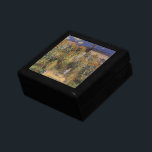 Boîte À Souvenirs Le jardin de l'artiste à Vetheuil par Claude Monet<br><div class="desc">Le Jardin de l'artiste à Vetheuil (1880) de Claude Monet est un impressionisme vintage de la peinture de la nature aux beaux-arts floraux. Une jeune fille est flanquée de hauts tournesols jaunes fleuris pendant la saison estivale. Un enfant se tient dans un sentier du jardin de Monet à Vetheuil (banlieue...</div>