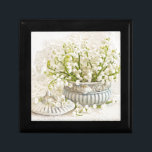 Boîte À Souvenirs Le muguet<br><div class="desc">La vie du muguet blanc minuscule fleurit toujours dans un plat entouré par la dentelle. Photographie par le © adoptif de Sandra - conceptions adoptives de Sandra. le "lis, "le muguet, "lis fleurit toujours, "la vie de lis, "les lis blancs, botaniques, "des fleurs de ressort, "les fleurs immaculées, "floral blanc,...</div>