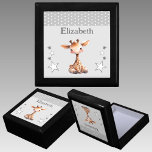 Boîte À Souvenirs Les étoiles de la girafe ajouter le nom gris gardi<br><div class="desc">Garder boîte cadeau pour les enfants. Personnalisez avec un nom. Doté d'une jolie girafe,  de pois et d'étoiles aux couleurs gris et blanc.</div>