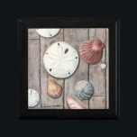 Boîte À Souvenirs Les trésors marins<br><div class="desc">Megan Meagher est connue pour ses oeuvres d'art simples. Cette image montre la simplicité des trésors du bord de mer, dont les dollars de sable et les coquillages dans un ton pastel. Meagher embrasse à son image un arrière - plan en bois pour contraster ces trésors. Obtenez cette impression fine...</div>