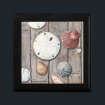 Boîte À Souvenirs Les trésors marins<br><div class="desc">Megan Meagher est connue pour ses oeuvres d'art simples. Cette image montre la simplicité des trésors du bord de mer, dont les dollars de sable et les coquillages dans un ton pastel. Meagher embrasse à son image un arrière - plan en bois pour contraster ces trésors. Obtenez cette impression fine...</div>