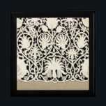 Boîte À Souvenirs Linge de dentelle mariage blanc classique jolie<br><div class="desc">Mariage d'antiquité - Dentelle blanche et Mariage de lin Un beau thème de mariage vintage est tout sur la dentelle et le lin blanc antique. Parfait pour la mariée vintage et mariée qui quelque chose d'un peu spécial pour leur thème mariage. Le design est basé sur des images anciennes de...</div>