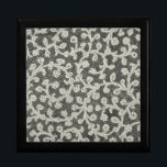 Boîte À Souvenirs Linge de dentelle mariage blanc classique jolie<br><div class="desc">Mariage d'antiquité - Dentelle blanche et Mariage de lin Un beau thème de mariage vintage est tout sur la dentelle et le lin blanc antique. Parfait pour la mariée vintage et mariée qui quelque chose d'un peu spécial pour leur thème mariage. Le design est basé sur des images anciennes de...</div>