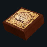 Boîte À Souvenirs Log Cabine Personnalisé Faux Wood<br><div class="desc">Ce design cabine rustique et personnalisé a un look tourbillon et imitation bois qui devient plus clair au milieu. À l'intérieur du dessin cabine à l'ancienne - dérivé d'une publicité vintage du début des années 1900 - vous pouvez ajouter votre nom. Le mot "CABINE" peut aussi être remplacé par "HOME"...</div>