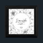 Boîte À Souvenirs Love Calligraphy Mariage Floral Pattern Blk ID940<br><div class="desc">Des textes manuscrits élégants et des accents de brosse sont utilisés pour créer les pièces de cette belle suite mariage moderne. La boîte de garde coordonnée pour tout membre de la fête de mariage montrée ici pour une demoiselle d'honneur en noir sur blanc, présente également un motif floral dessiné à...</div>