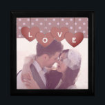 Boîte À Souvenirs Love Hearts Banner Romantic Overlay Photo<br><div class="desc">Cadeaux photo personnalisés modernes et doux avec pois mauve souple et bannière de coeur d'amour. Parfait pour la Saint-Valentin et les anniversaires.</div>