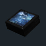 Boîte À Souvenirs Lune Ciel Lunaire Mère de la Salle Personnalisée<br><div class="desc">Lunar Sky Pleine lune Celestial Galaxy Aquarelle Design, avec étoiles brillantes de nuit, et Lune brillante Design sur un bleu marine luxueux, bleu pâle, et des touches de couleur d'aquarelle violet. Avec Des Polices De Script De Typographie Moderne. Un design magique branché - Mère personnalisée de la chambre Citation feutrée...</div>
