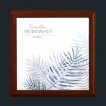 Boîte À Souvenirs Lush Palm Leaf Mariage Bridesmaid Blue/Wht ID956<br><div class="desc">Une palette de couleurs tendance dans les tons gris acier au bleu windsor, des cadres géométriques étincelants et d'élégantes mises en scène de design, constituent la base de cette suite mariage passionnante. Que vous planifiez un mariage de destination ou que vous séjourniez à proximité de chez vous, cet ensemble délicat...</div>
