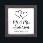 Boîte À Souvenirs M. et Mme faits sur commande double anneau de<br><div class="desc">M. et Mme faits sur commande double boîte-cadeau mignonne de souvenir d'anneau de mariage de coeur avec le couvercle magnétique. Add a personnalisé le nom des jeunes mariés/l'épouse nouvellement. La conception de verrouillage de symbole d'amour avec la brosse élégante script la typographie de calligraphie. Grand pour le porteur d'alliances, les...</div>
