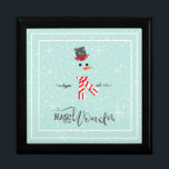 Boîte À Souvenirs Magic and Wonder Christmas Snowman Mint ID440<br><div class="desc">Belle boîte de conservation pour Noël avec un bonhomme de neige stylisé encadré en blanc sur un arrière - plan vert menthe parsemé de flocons de neige et d'étoiles. La typographie élégante de 'Magic and Wonder' complète le design. Ajoutez votre nom pour personnaliser si vous le souhaitez. Recherchez ID440 pour...</div>