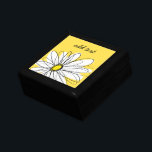 Boîte À Souvenirs Marguerite lunaire jaune et blanc avec texte perso<br><div class="desc">Un morceau d'art zen et fantaisiste,  hipster. Vous pouvez ajouter un nom,  un monogramme ou un autre texte personnalisé. Si vous avez besoin de déplacer l'art autour,  cliquez sur le bouton personnaliser pour apporter des modifications.</div>