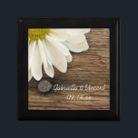 Boîte À Souvenirs Mariage campagnard blanc de marguerite et de grang<br><div class="desc">Customisez la charmante boîte à cadeaux White Daisy and Barn Wood Mariage campagnard avec les noms personnels de la date de la mariée et du marié et cérémonie de mariage pour créer un cadeau de conservation pour la mariée, ses demoiselles d'honneur ou la fête de la mariée. Cette boîte à...</div>