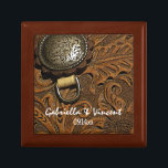 Boîte À Souvenirs Mariage campagnard Brown Western Saddle<br><div class="desc">Customisez la charmante boîte à Mariages campagnards Western Saddle Brown avec les noms personnels de la mariée et mariée et de la cérémonie de mariage de style ranch pour créer un cadeau de conservation pour les jeunes mariés ou un cadeau de remerciement pour vos serviteurs mariages, demoiselles d'honneur et fête...</div>