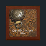 Boîte À Souvenirs Mariage campagnard Brown Western Saddle<br><div class="desc">Customisez la charmante boîte à Mariages campagnards Western Saddle Brown avec les noms personnels de la mariée et mariée et de la cérémonie de mariage de style ranch pour créer un cadeau de conservation pour les jeunes mariés ou un cadeau de remerciement pour vos serviteurs mariages, demoiselles d'honneur et fête...</div>