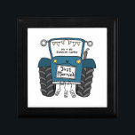 Boîte À Souvenirs Mariage campagnard de tracteur bleu personnalisé<br><div class="desc">Un cadeau mariage de ferme tracteur qui peut être personnalisé. Si vous souhaitez modifier la taille ou la police,  cliquez sur le bouton Modifier pour customiser plus loin. Le faisceau du tracteur est dans une crème subtile et blanche.</div>