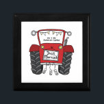 Boîte À Souvenirs Mariage campagnard de tracteur rouge personnalisé<br><div class="desc">Un cadeau mariage de ferme tracteur qui peut être personnalisé. Si vous souhaitez modifier la taille ou la police,  cliquez sur le bouton Modifier pour customiser plus loin. Le faisceau du tracteur est dans une crème subtile et blanche.</div>