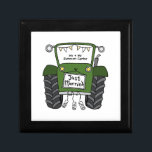 Boîte À Souvenirs Mariage campagnard de tracteur vert personnalisé<br><div class="desc">Un cadeau mariage de ferme tracteur qui peut être personnalisé. Si vous souhaitez modifier la taille ou la police,  cliquez sur le bouton Modifier pour customiser plus loin. Le faisceau du tracteur est dans une crème subtile et blanche.</div>