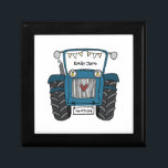 Boîte À Souvenirs Mariage de ferme de tracteur bleu personnalisé Bri<br><div class="desc">Un cadeau mariage de ferme tracteur qui peut être personnalisé. Si vous souhaitez modifier la taille ou la police,  cliquez sur le bouton Modifier pour customiser plus loin. Le faisceau du tracteur est dans une crème subtile et blanche.</div>
