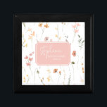 Boîte À Souvenirs Mariage Fleur sauvage Sunny Pink ID1023<br><div class="desc">Cette suite mariage chic avec sa palette de couleurs chaudes et ensoleillées, sa police manuscrite et ses arrangements délicats de fleur sauvage a un look intemporel et sophistiqué qui impressionnera vos invités et aidera à rendre votre journée spéciale inoubliable. Cette boîte cadeau pour n'importe quel membre de la fête de...</div>