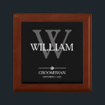 Boîte À Souvenirs Mariage Groomsman Nom du cadeau Date Élégant Cool<br><div class="desc">Mariage Groomsman Groomsmen Cadeau Monogramme Initial Plus Nom Et Date Élégant Cool Keepsaké Boîte Cadeau. Cliquez sur personnaliser ce modèle pour le customiser avec votre nom de famille monogramme initial, votre prénom et votre date rapidement et facilement. Objets cadeaux Groomsman correspondants dans Collection cadeaux Groomsman dans ce magasin. Navires dans...</div>