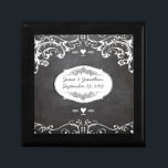 Boîte À Souvenirs Mariages de typographie de tableau noir<br><div class="desc">Chalkboard Vintage moderne Mr et Mrs Chalkboard Wedding Invitations mariages Chalkboard doux et sassy Chalkboard Moderne Typographie Vintage Invitations Chalkboard doux et sassy mariages Mariage Party T-shirts</div>